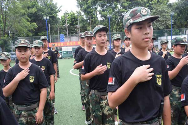 广州军事训练小孩的夏令营，培养孩子军事思维模式