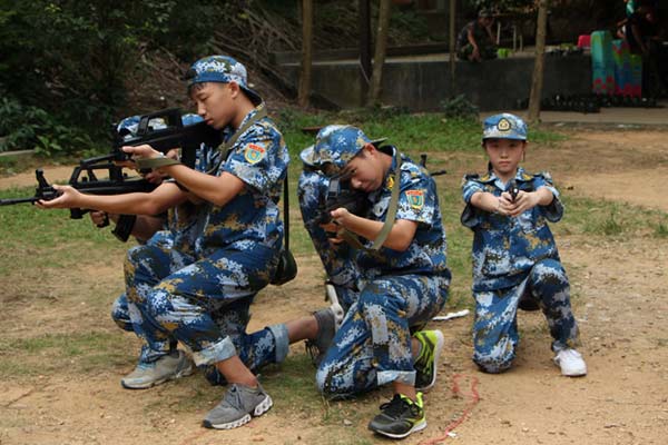 广州正规军训拓展夏令营，让孩子学会独立！